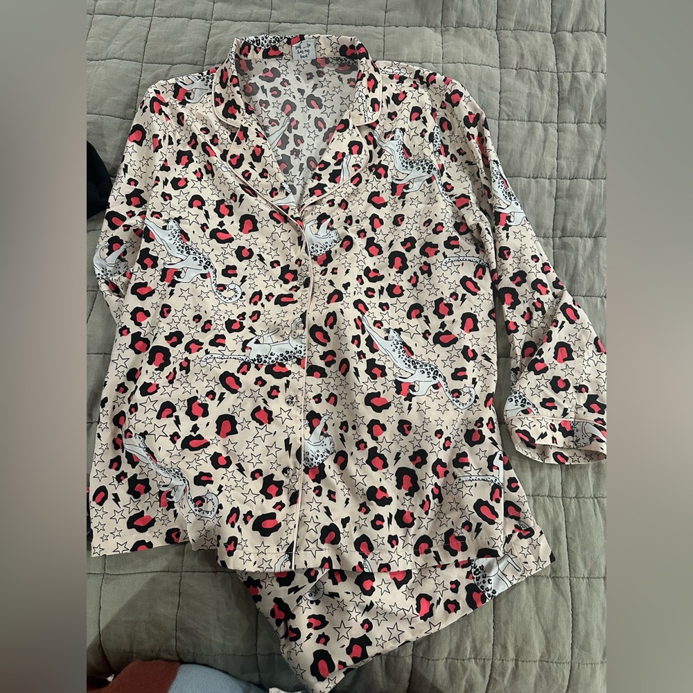 Scamp and Dude Leopard Print Pajama Set
UK size 16 = US 12/14